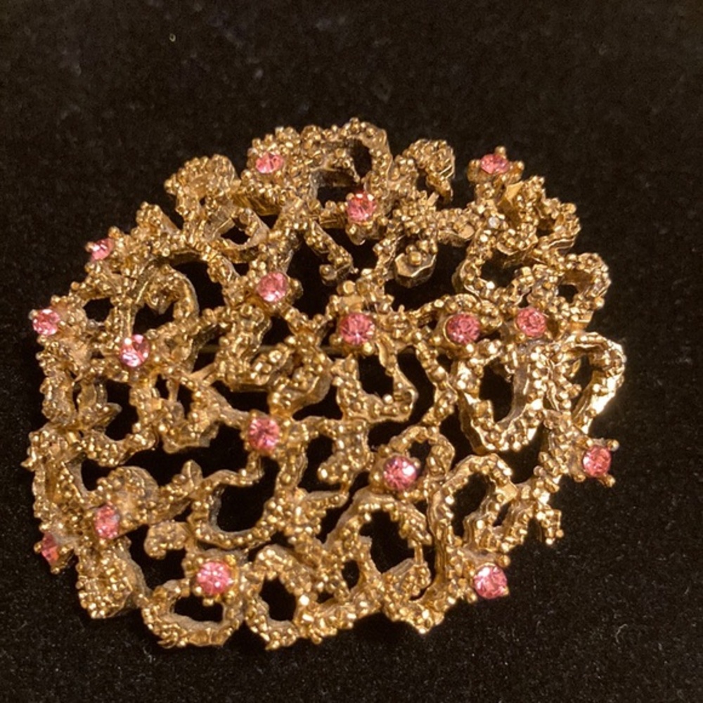 VTG Stunning delicate gold tone nugget lacy design brooch with pink rhinestones